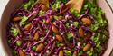 Recept: Rodekoolsalade met dadels en amandelen