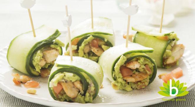  Komkommerrolletjes met kip en avocado 