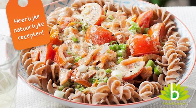Provençaalse pasta met zalm, tomaat en lente-ui
