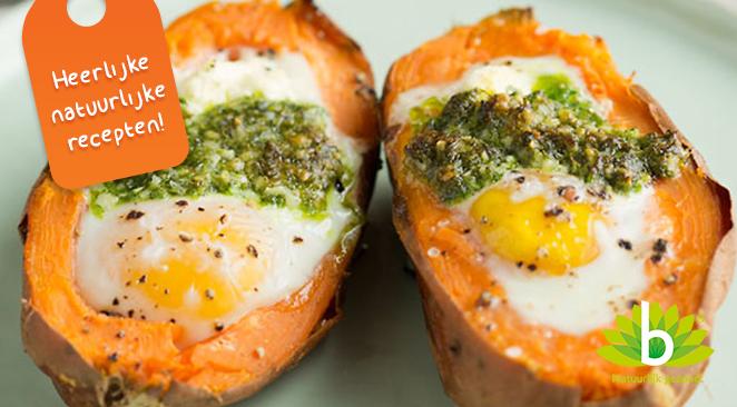 Recept: Zoete bataat met ei en peterseliepesto